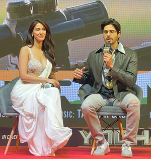 Disha Patani & Sidharth bonded over gym sessions, volleyball during shoot breaks | Disha Patani & Sidharth bonded over gym sessions, volleyball during shoot breaks Disha Patani & Sidharth bonded over gym sessions, volleyball during shoot breaks | Disha Patani & Sidharth bonded over gym sessions, volleyball during shoot breaks