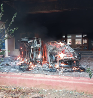 Byadgi chilli prices crash, farmers go on rampage in Karnataka; BJP slams Cong govt | Byadgi chilli prices crash, farmers go on rampage in Karnataka; BJP slams Cong govt Byadgi chilli prices crash, farmers go on rampage in Karnataka; BJP slams Cong govt | Byadgi chilli prices crash, farmers go on rampage in Karnataka; BJP slams Cong govt