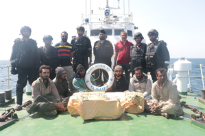 Coast Guard seizes Pak boat with Rs 480 crore drugs off Gujarat coast; six held | Coast Guard seizes Pak boat with Rs 480 crore drugs off Gujarat coast; six held Coast Guard seizes Pak boat with Rs 480 crore drugs off Gujarat coast; six held | Coast Guard seizes Pak boat with Rs 480 crore drugs off Gujarat coast; six held