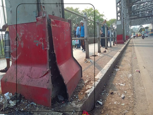 Bus rams into Howrah Bridge pillar, RITES to carry out inspection | Bus rams into Howrah Bridge pillar, RITES to carry out inspection Bus rams into Howrah Bridge pillar, RITES to carry out inspection | Bus rams into Howrah Bridge pillar, RITES to carry out inspection