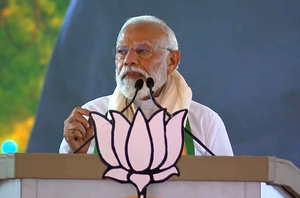 Huge turnout as PM Modi lands at Pathanamthitta amid sweltering heat | Huge turnout as PM Modi lands at Pathanamthitta amid sweltering heat Huge turnout as PM Modi lands at Pathanamthitta amid sweltering heat | Huge turnout as PM Modi lands at Pathanamthitta amid sweltering heat