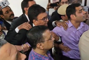After HC jolt to Kejriwal, ED team reaches Delhi CM's residence for questioning | After HC jolt to Kejriwal, ED team reaches Delhi CM's residence for questioning After HC jolt to Kejriwal, ED team reaches Delhi CM's residence for questioning | After HC jolt to Kejriwal, ED team reaches Delhi CM's residence for questioning