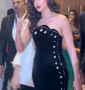 LFW x FDCI: Model takes a tumble at Gauri & Nainika’s show, audience cheers for her | LFW x FDCI: Model takes a tumble at Gauri & Nainika’s show, audience cheers for her LFW x FDCI: Model takes a tumble at Gauri & Nainika’s show, audience cheers for her | LFW x FDCI: Model takes a tumble at Gauri & Nainika’s show, audience cheers for her