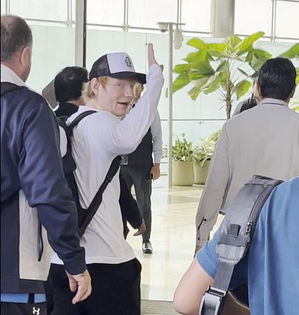 Ed Sheeran leaves Mumbai, his sweet gesture to paps wins hearts | Ed Sheeran leaves Mumbai, his sweet gesture to paps wins hearts Ed Sheeran leaves Mumbai, his sweet gesture to paps wins hearts | Ed Sheeran leaves Mumbai, his sweet gesture to paps wins hearts