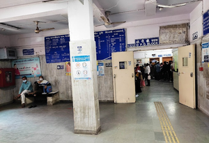 Drunk man thrashes three doctors during medical examination in Delhi hospital | Drunk man thrashes three doctors during medical examination in Delhi hospital Drunk man thrashes three doctors during medical examination in Delhi hospital | Drunk man thrashes three doctors during medical examination in Delhi hospital