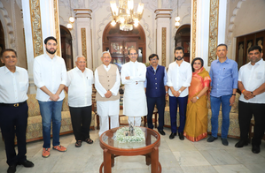 Uddhav Thackeray meets Chhatrapati Shrimant Shahu Maharaj in Kolhapur | Uddhav Thackeray meets Chhatrapati Shrimant Shahu Maharaj in Kolhapur