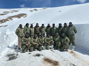 BRO commences snow clearance to restore access to Ladakh from Manali | BRO commences snow clearance to restore access to Ladakh from Manali BRO commences snow clearance to restore access to Ladakh from Manali | BRO commences snow clearance to restore access to Ladakh from Manali