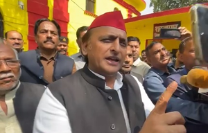 UP: SP chief Akhilesh Yadav meets Azam Khan in Sitapur jail | UP: SP chief Akhilesh Yadav meets Azam Khan in Sitapur jail