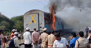 Mumbai-Gorakhpur Godan Express bogie catches fire in Nashik, no casualties | Mumbai-Gorakhpur Godan Express bogie catches fire in Nashik, no casualties
