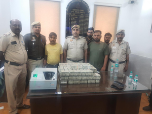 Four nabbed with Rs 3 cr hawala money in Delhi | Four nabbed with Rs 3 cr hawala money in Delhi