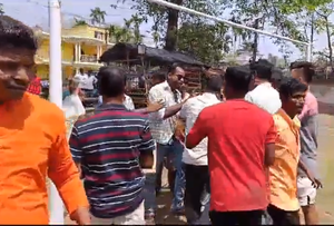 Trinamool supporters ‘attack’ BJP leaders in Bengal | Trinamool supporters ‘attack’ BJP leaders in Bengal Trinamool supporters ‘attack’ BJP leaders in Bengal | Trinamool supporters ‘attack’ BJP leaders in Bengal