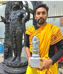 Sculptor creates miniature model of Ram Lalla statue in Ayodhya | Sculptor creates miniature model of Ram Lalla statue in Ayodhya