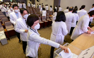 Medical professors in S. Korea resign, cut work hours in protest over admission seats | Medical professors in S. Korea resign, cut work hours in protest over admission seats Medical professors in S. Korea resign, cut work hours in protest over admission seats | Medical professors in S. Korea resign, cut work hours in protest over admission seats