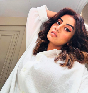 Akshara Singh flaunts her hair, makeup in new photos; sends Holi greetings to fans in Bihar | Akshara Singh flaunts her hair, makeup in new photos; sends Holi greetings to fans in Bihar Akshara Singh flaunts her hair, makeup in new photos; sends Holi greetings to fans in Bihar | Akshara Singh flaunts her hair, makeup in new photos; sends Holi greetings to fans in Bihar