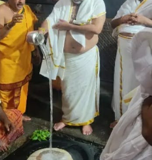 Shivakumar continues temple visits for 2nd day, asks what's wrong with special puja for CM's post | Shivakumar continues temple visits for 2nd day, asks what's wrong with special puja for CM's post Shivakumar continues temple visits for 2nd day, asks what's wrong with special puja for CM's post | Shivakumar continues temple visits for 2nd day, asks what's wrong with special puja for CM's post