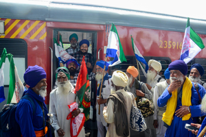 Several trains affected in Punjab as farmers squat on tracks | Several trains affected in Punjab as farmers squat on tracks