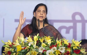 Sharing stage with INDIA bloc leaders, Sunita Kejriwal reads out her husband's message | Sharing stage with INDIA bloc leaders, Sunita Kejriwal reads out her husband's message