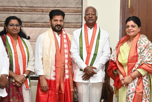 BRS leader Kadiyam Srihari, daughter join Congress | BRS leader Kadiyam Srihari, daughter join Congress