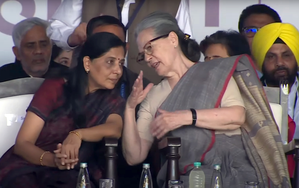 Prominence accorded to Sunita Kejriwal at INDIA bloc rally sparks political buzz | Prominence accorded to Sunita Kejriwal at INDIA bloc rally sparks political buzz Prominence accorded to Sunita Kejriwal at INDIA bloc rally sparks political buzz | Prominence accorded to Sunita Kejriwal at INDIA bloc rally sparks political buzz