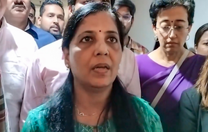 Sunita Kejriwal, Atishi Meet Delhi CM Arvind Kejriwal in Tihar Jail | Sunita Kejriwal, Atishi Meet Delhi CM Arvind Kejriwal in Tihar Jail
