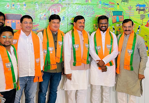 Jolt to Cong in MP as Chhindwara Mayor Vikram Ahake joins BJP | Jolt to Cong in MP as Chhindwara Mayor Vikram Ahake joins BJP