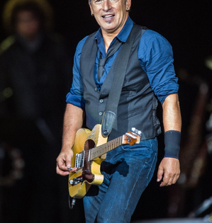 Bruce Springsteen signs kid's skipping school note at California gig | Bruce Springsteen signs kid's skipping school note at California gig