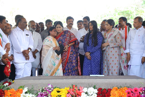 Jagan shielding killers of uncle Vivekananda Reddy: Sharmila | Jagan shielding killers of uncle Vivekananda Reddy: Sharmila Jagan shielding killers of uncle Vivekananda Reddy: Sharmila | Jagan shielding killers of uncle Vivekananda Reddy: Sharmila