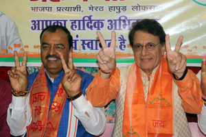 Arun Govil files nomination, huge crowds mark his roadshow | Arun Govil files nomination, huge crowds mark his roadshow