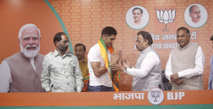 Boxer Vijender Singh quits Cong, joins BJP | Boxer Vijender Singh quits Cong, joins BJP