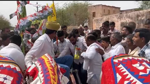 INDIA bloc candidate Beniwal campaigns on bullock cart in Nagaur | INDIA bloc candidate Beniwal campaigns on bullock cart in Nagaur