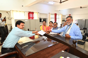 MP BJP chief V.D. Sharma files nomination from Khajuraho LS seat | MP BJP chief V.D. Sharma files nomination from Khajuraho LS seat