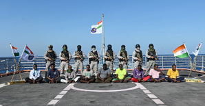 Navy hands over nine pirates to Mumbai Police | Navy hands over nine pirates to Mumbai Police
