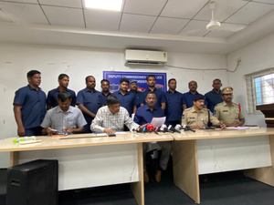 Cyberabad police nabs online cricket betting gang, seizes money | Cyberabad police nabs online cricket betting gang, seizes money Cyberabad police nabs online cricket betting gang, seizes money | Cyberabad police nabs online cricket betting gang, seizes money