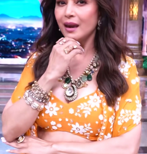 Throwback Thursday: Madhuri Dixit grooves elegantly to 'Bairi Piya' from 'Devdas' | Throwback Thursday: Madhuri Dixit grooves elegantly to 'Bairi Piya' from 'Devdas' Throwback Thursday: Madhuri Dixit grooves elegantly to 'Bairi Piya' from 'Devdas' | Throwback Thursday: Madhuri Dixit grooves elegantly to 'Bairi Piya' from 'Devdas'