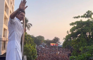 SRK, son AbRam greet sea of fans outside Mannat; 'may Allah bless us all with love’ | SRK, son AbRam greet sea of fans outside Mannat; 'may Allah bless us all with love’