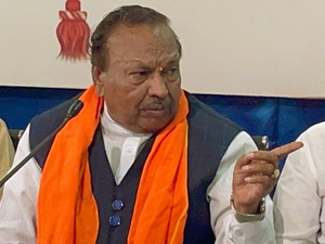 Eshwarappa files complaint with EC, demands arrest of BJP MP Raghavendra over alleged fake video | Eshwarappa files complaint with EC, demands arrest of BJP MP Raghavendra over alleged fake video