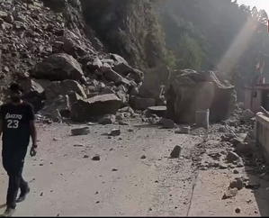 Jammu Srinagar national highway shuts due to stone slide | Jammu Srinagar national highway shuts due to stone slide Jammu Srinagar national highway shuts due to stone slide | Jammu Srinagar national highway shuts due to stone slide