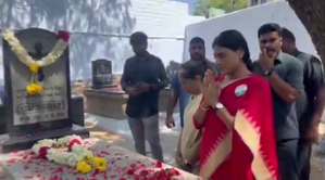 On campaign trail YS Sharmila Reddy, Sunitha pay tributes to Vivekananda Reddy | On campaign trail YS Sharmila Reddy, Sunitha pay tributes to Vivekananda Reddy