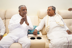Siddaramaiah meets veteran BJP leader Srinivas Prasad, seeks support for Congress | Siddaramaiah meets veteran BJP leader Srinivas Prasad, seeks support for Congress Siddaramaiah meets veteran BJP leader Srinivas Prasad, seeks support for Congress | Siddaramaiah meets veteran BJP leader Srinivas Prasad, seeks support for Congress