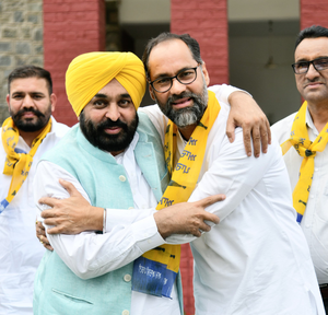 Jalandhar Dalit leader leaves Akali Dal, joins AAP | Jalandhar Dalit leader leaves Akali Dal, joins AAP