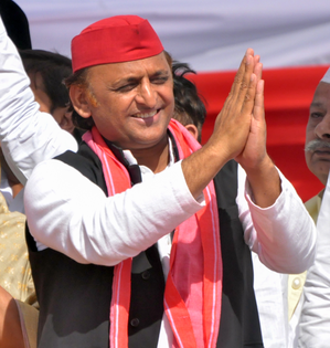 Akhilesh Yadav not to contest Kannauj, names Tej Pratap Yadav as candidate | Akhilesh Yadav not to contest Kannauj, names Tej Pratap Yadav as candidate