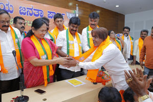 Former Congress MLA Akhanda Srinivas Murthy joins BJP in Karnataka | Former Congress MLA Akhanda Srinivas Murthy joins BJP in Karnataka