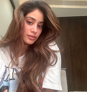 Janhvi Kapoor flaunts her manes, asks for 'achhe hair days' every day | Janhvi Kapoor flaunts her manes, asks for 'achhe hair days' every day