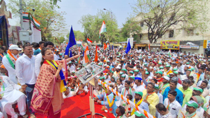 Amid show of strength, Congress’ Praniti Shinde files nomination from Solapur | Amid show of strength, Congress’ Praniti Shinde files nomination from Solapur