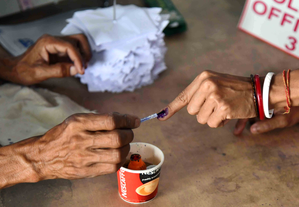 Polling begins in UP's 10 Lok Sabha constituencies | Polling begins in UP's 10 Lok Sabha constituencies