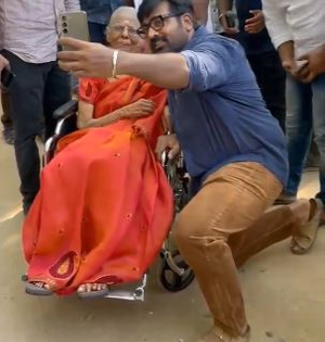 Lok Sabha Election 2024: Vijay Sethupathi’s Kind Gesture Towards Elderly Lady in a Wheelchair, Wins Hearts (Watch Video) | Lok Sabha Election 2024: Vijay Sethupathi’s Kind Gesture Towards Elderly Lady in a Wheelchair, Wins Hearts (Watch Video)