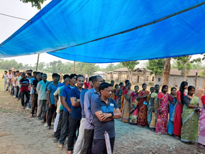 Amid flood of complaints, 50.96 pc turnout in Bengal's three LS seats till 1 pm | Amid flood of complaints, 50.96 pc turnout in Bengal's three LS seats till 1 pm