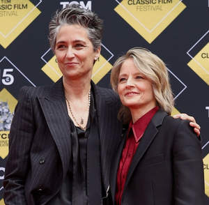 Jodie Foster marks 10th anniv with wife at hand and footprint ceremony | Jodie Foster marks 10th anniv with wife at hand and footprint ceremony