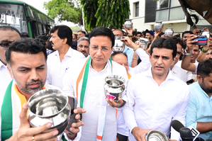 Karnataka Congress stages empty pot protest in Bengaluru against Centre | Karnataka Congress stages empty pot protest in Bengaluru against Centre Karnataka Congress stages empty pot protest in Bengaluru against Centre | Karnataka Congress stages empty pot protest in Bengaluru against Centre