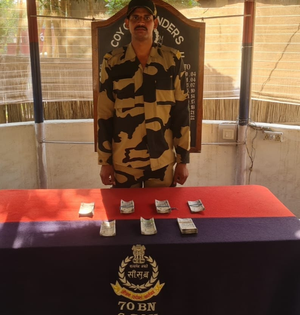 Fake currency seized from house along Indo-B'desh border in Bengal | Fake currency seized from house along Indo-B'desh border in Bengal Fake currency seized from house along Indo-B'desh border in Bengal | Fake currency seized from house along Indo-B'desh border in Bengal